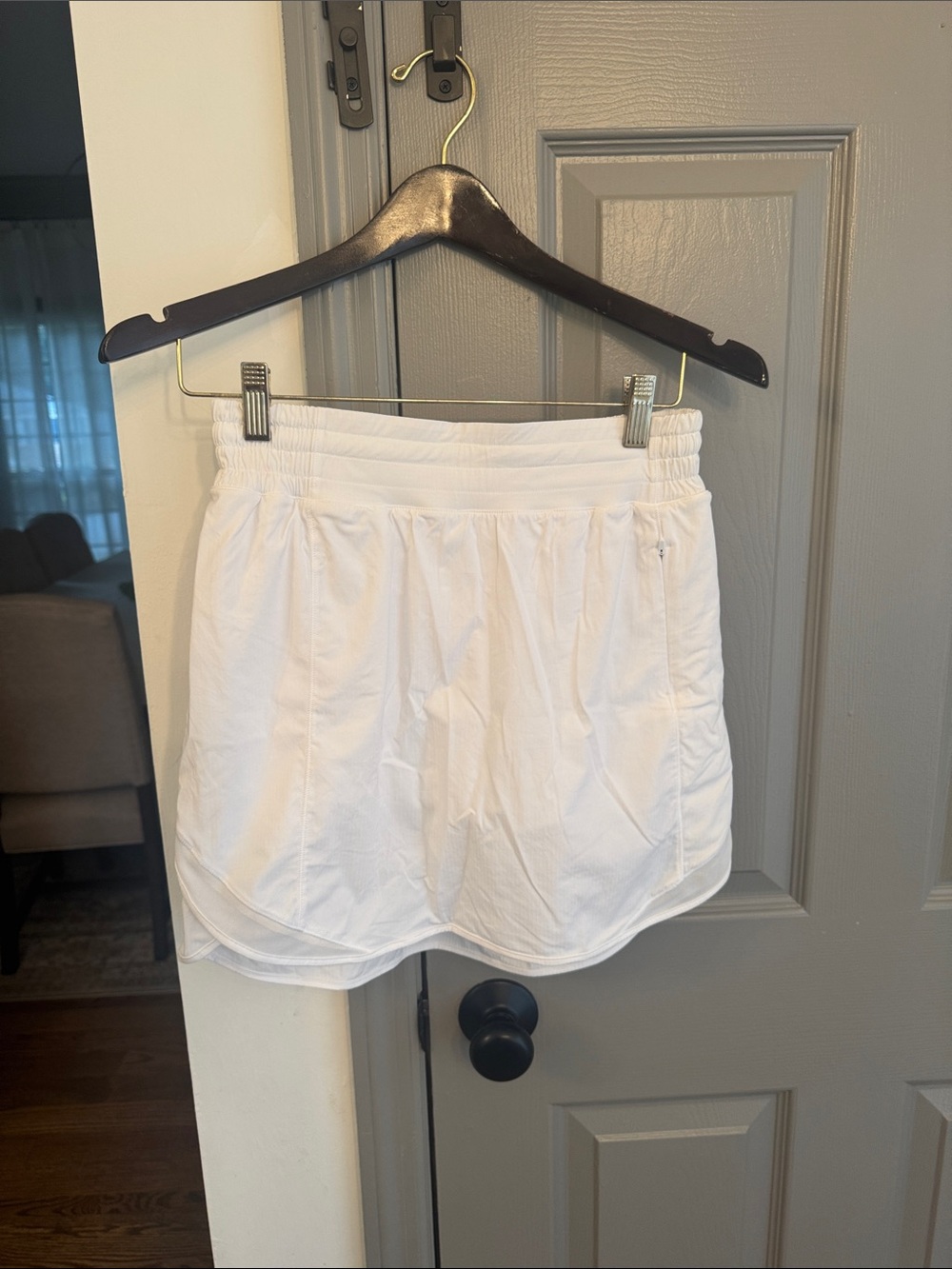 Women’s white lululemon skort